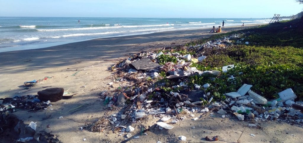 vervuiling, afval, vuilnis op het strand